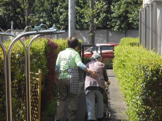 散歩する二人の後ろ姿