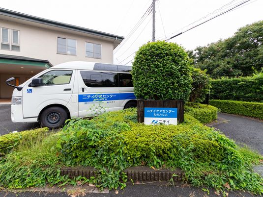送迎車のある外観  
