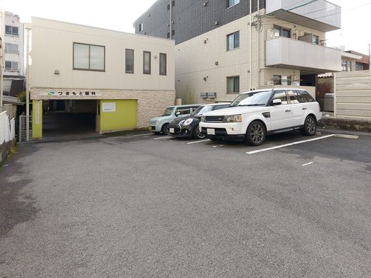 駐車場と建物外観  