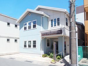 青い外観の建物  