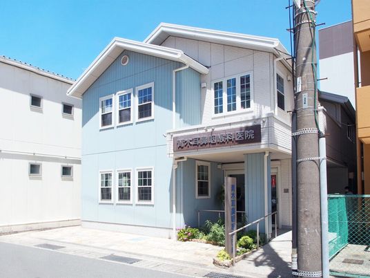 青い外観の建物  