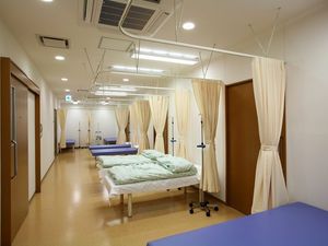 静かな機能訓練室のベッド列  
