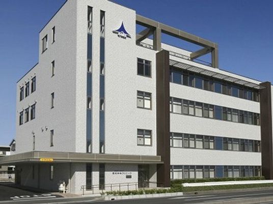 白い外観の建物  