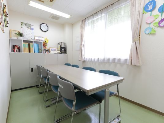 多目的室の清潔な内観