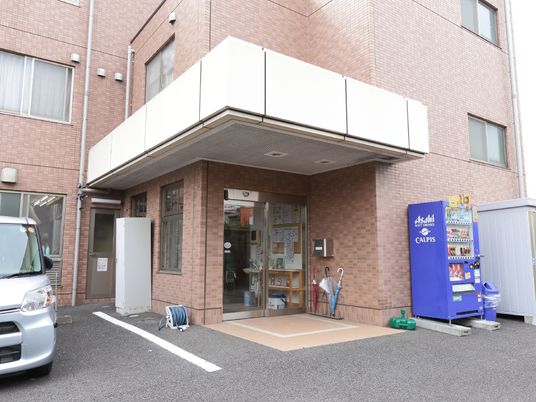 明るい入り口の施設外観