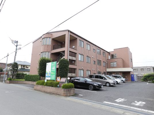茶色の外壁の建物外観