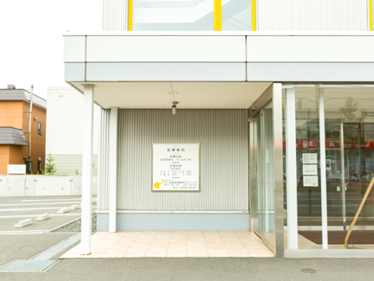 施設のエントランス  