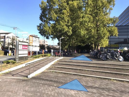 木陰のある建物前の通路  