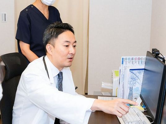 医師が画面を確認する診察室  