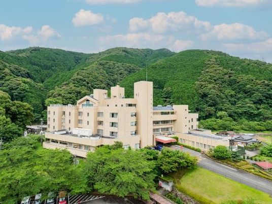 緑に囲まれた外観  