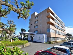 施設の外観と駐車場  