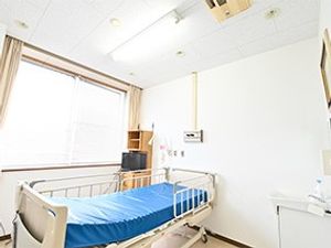 明るい個室の居室  