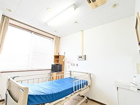 明るい個室の居室  