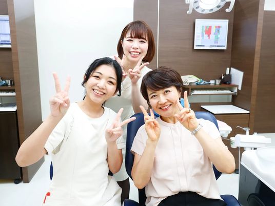 笑顔のスタッフが並ぶ理美容室  