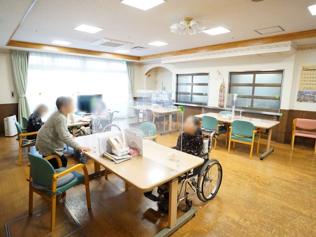 明るい共有のリビング空間 共有スペース 座ってくつろげるリビングは、利用者が日々の交流を楽しむ温かな場所です。明るく開放的な設計で、快適な時間を過ごせます。