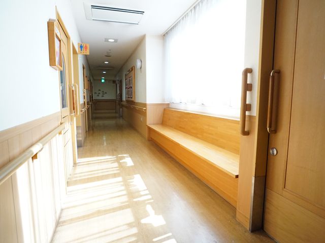 明るい廊下のイメージ 廊下 日差しが差し込むゆとりのある廊下は、スタッフと利用者の円滑な移動をサポートしています。