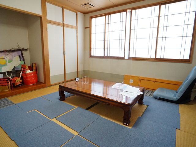 伝統的な和室の一角 共有スペース 落ち着いた雰囲気の和室で、伝統的な座卓が配され、リラックスできるスペースがあります。ゆったりとした時間をお過ごしいただける環境です。
