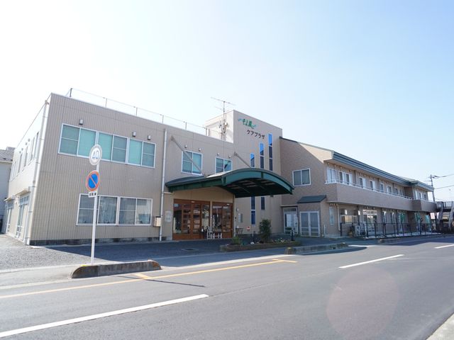 明るくゆったりした施設外観 外観 陽光が差し込む快適な環境の施設で、仕事を通じて多くの笑顔に出会えるでしょう。