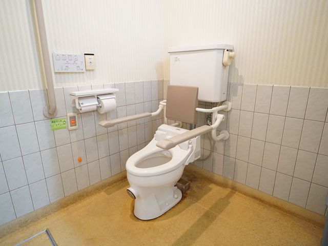 バリアフリートイレ設備 トイレ 手すり付きの快適なトイレで、安全に配慮された設計です。スタッフや利用者の快適さを考えた環境を備えております。
