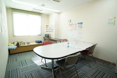 円形テーブルの会議室