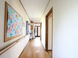 廊下と掲示物の様子