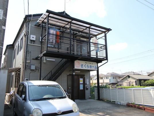 外観の施設と駐車場
