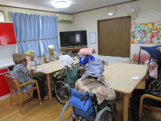 多目的室でくつろぐ利用者