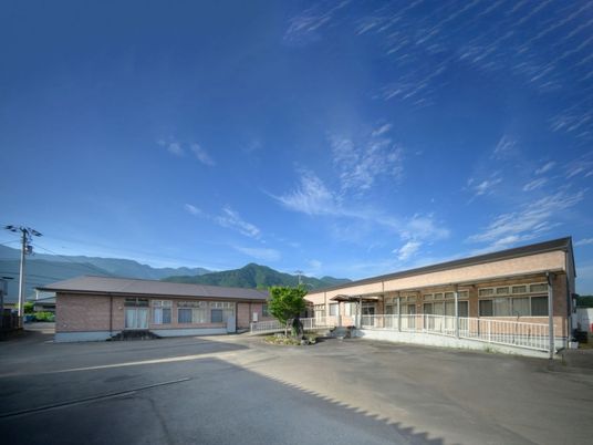広い敷地の建物外観  
