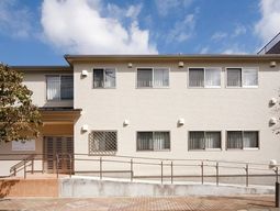 清潔感のある建物エントランス