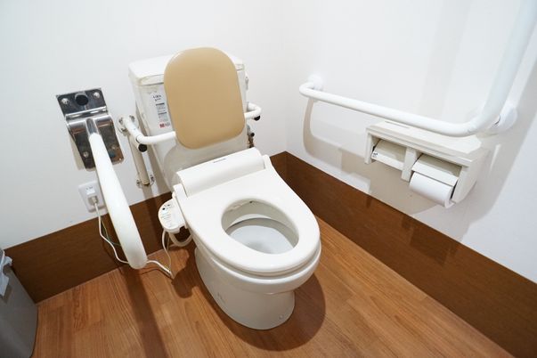 手すり付き洋式トイレ
