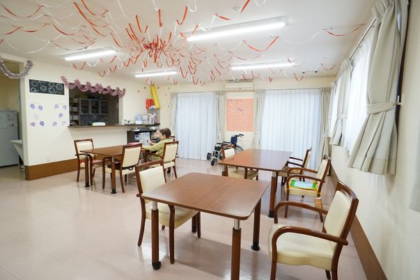 癒しのデコレーションが施された食堂