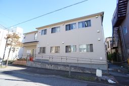 明るい外観の建物