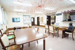 明るい食堂の様子