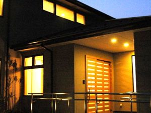 夜の施設外観  