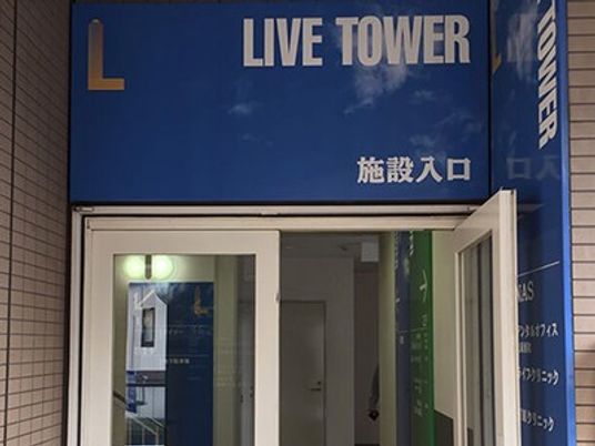 施設入口の自動扉  