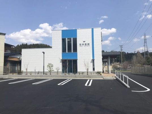 白い外観の建物  