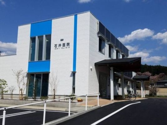 白い外観の施設  