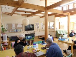 木のぬくもり感じる居間
