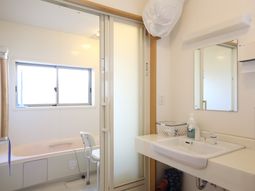明るい浴室の設備