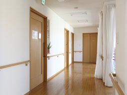 明るい廊下の様子