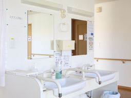 清潔な洗面台と鏡