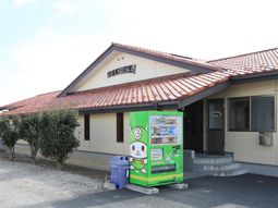 赤い屋根の建物エントランス