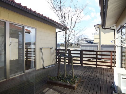 広々とした木製テラス