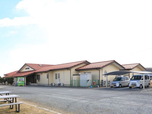 平屋建ての施設全景