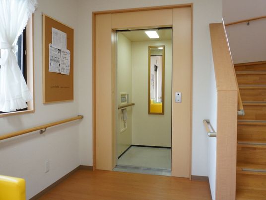 手すり付き廊下の開口部