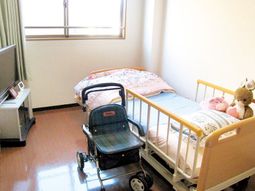 明るい居室の一角
