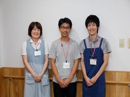 笑顔のスタッフ三人立ち