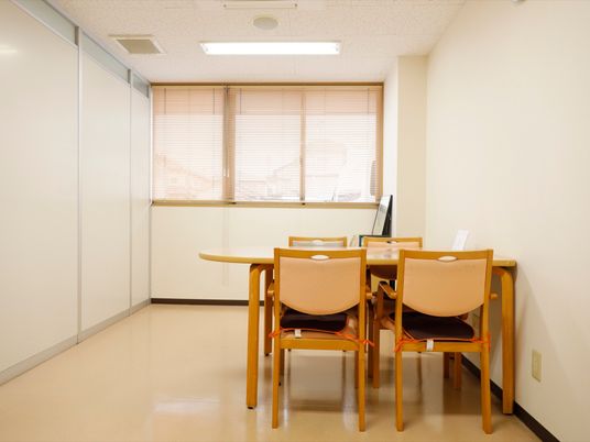 椅子とテーブルのある部屋