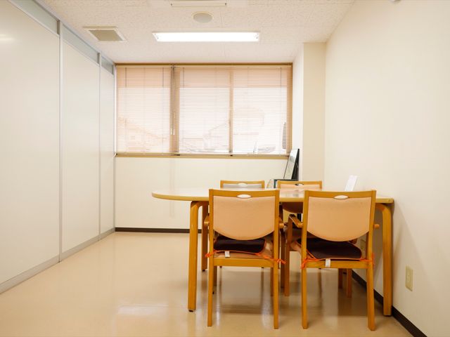 椅子とテーブルのある部屋