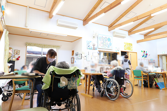 自然光が入る広々とした室内